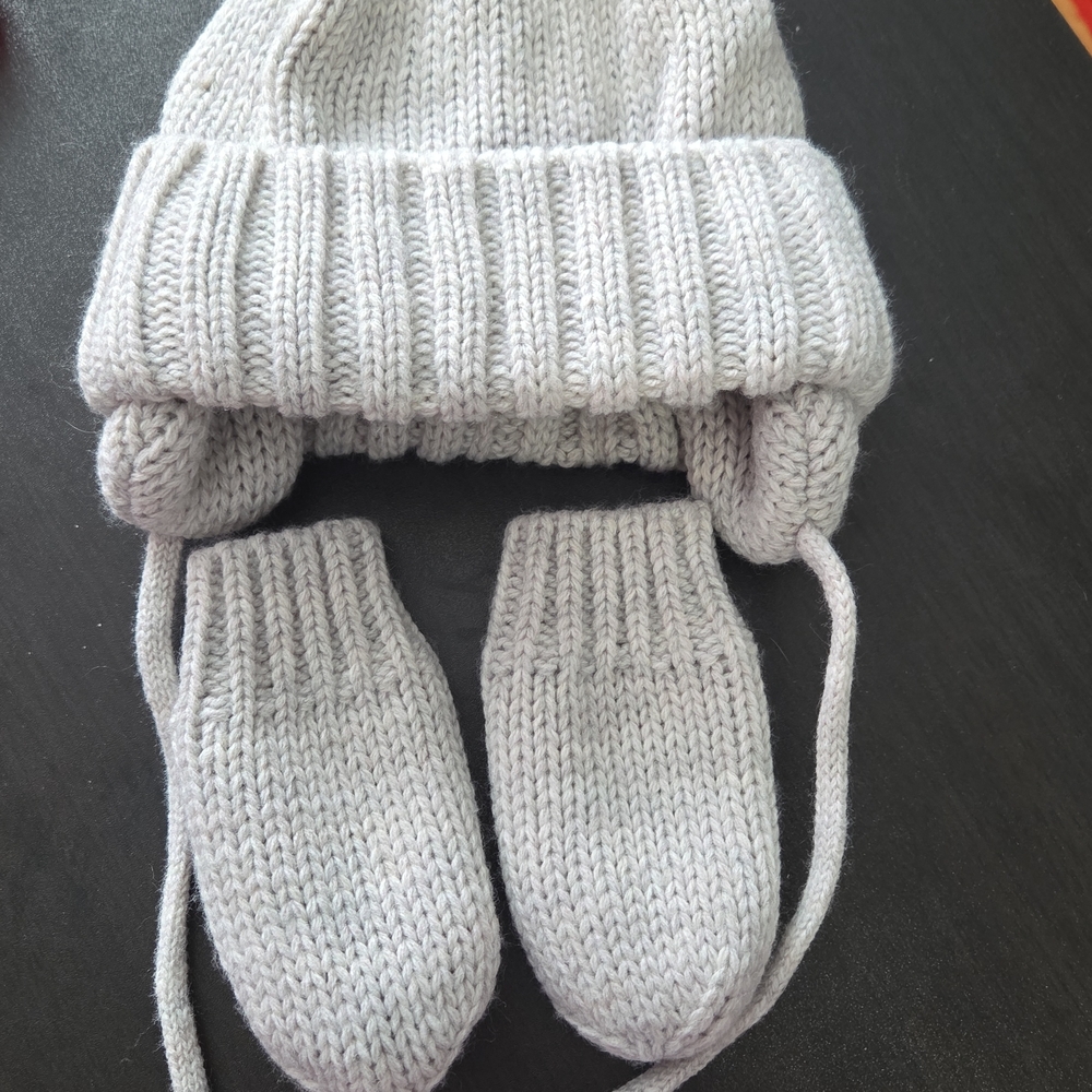 NEW H&M Gender Neutral Thermal Winter Soft Gray Knit Hat and Mittens 3-6mo